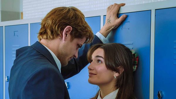 Eros presst Reese gegen einen Spind - Foto: Courtesy of Netflix