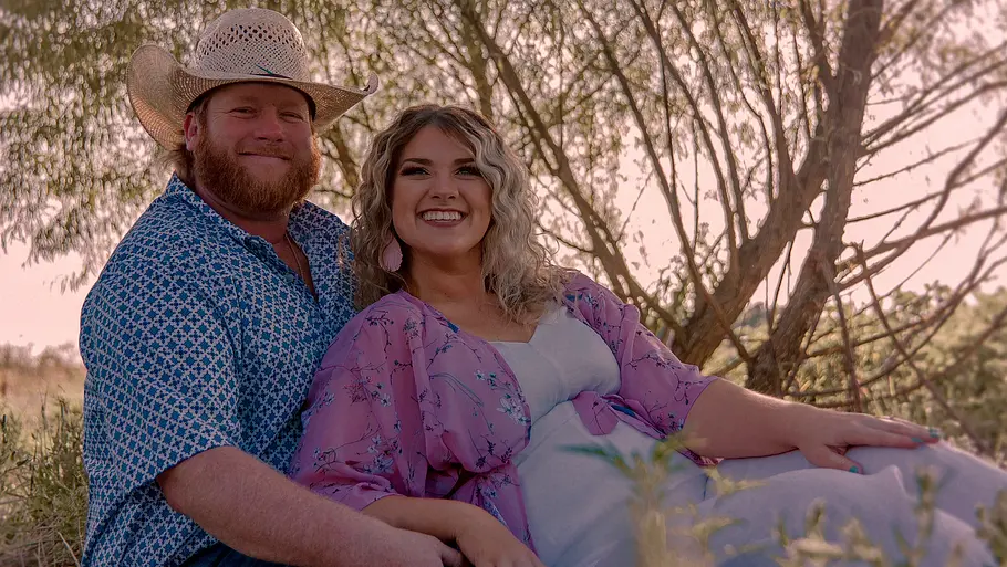 Maternal Instinct: Der Fall Taylor Parker Maternal Instinct: Taylor Parker und Wade Griffin posieren während eines Babybauch-Shootings während ihrer vorgetäuschten Schwangerschaft in der Natur.