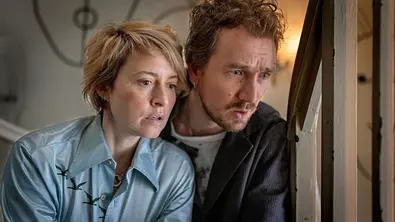 Eduard Raabe (Jan Krauter) und seiner Frau Hanna (Wanda Perdelwitz) fürchten um ihr Leben. - Foto: ARD Degeto Film/Boris Laewen