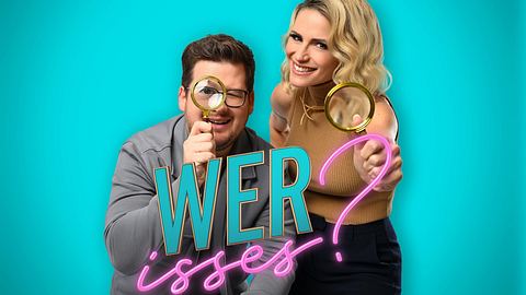 Chris Tall und Michelle Hunziker mit dem Wer isses? Logo - Foto: Joyn / Willi Weber