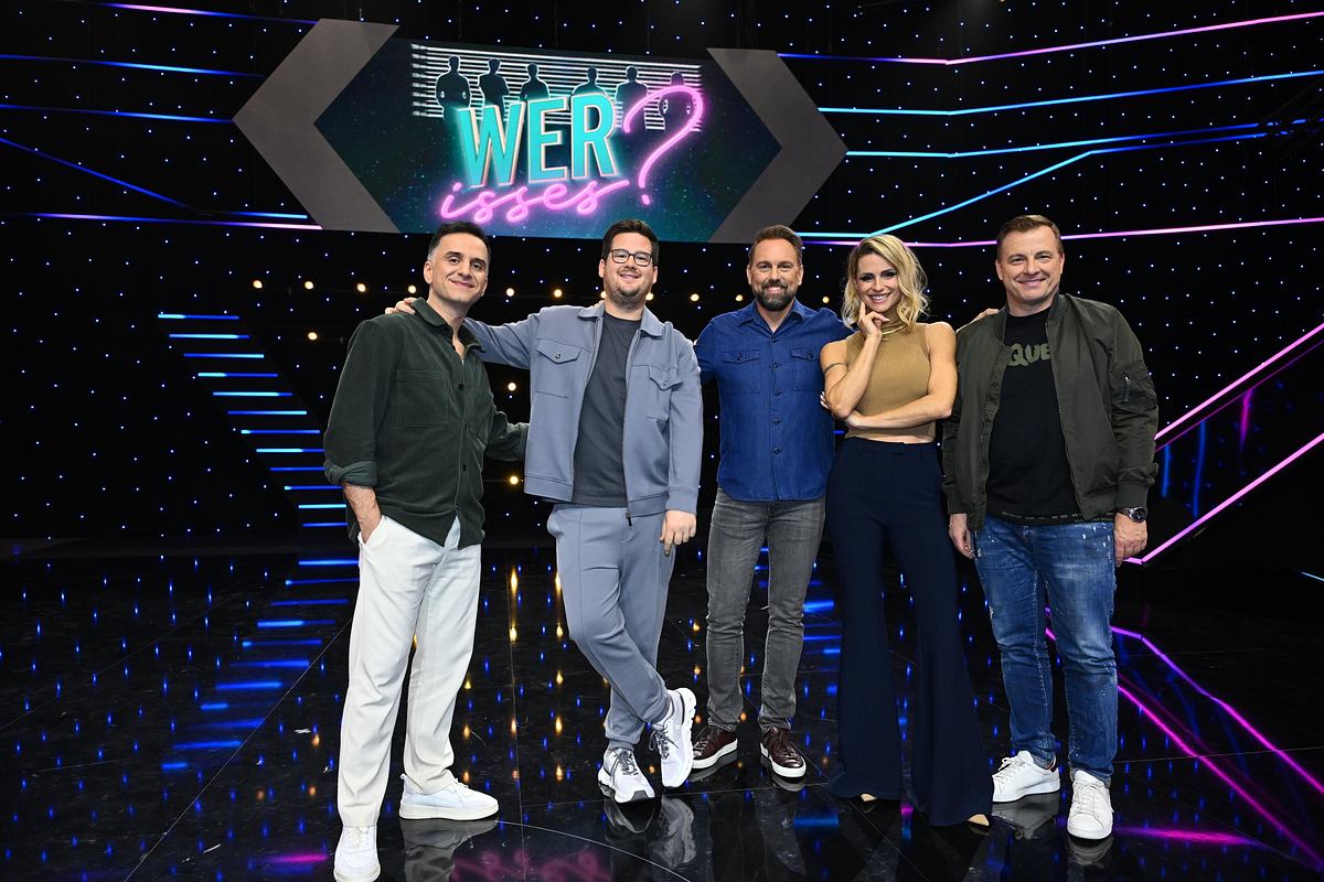 Das Cast von Wer isses? Özcan Cosar; Chris Tall; Steven Gätjen; Michelle Hunziker; Martin Klempnow posieren in der Show Wer isses