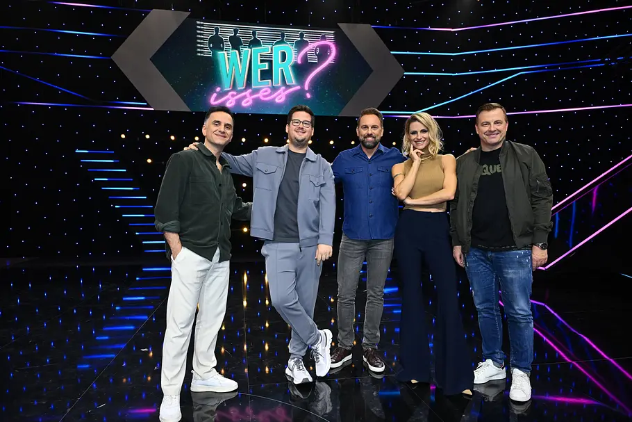 Das Cast von Wer isses? Özcan Cosar; Chris Tall; Steven Gätjen; Michelle Hunziker; Martin Klempnow posieren in der Show Wer isses