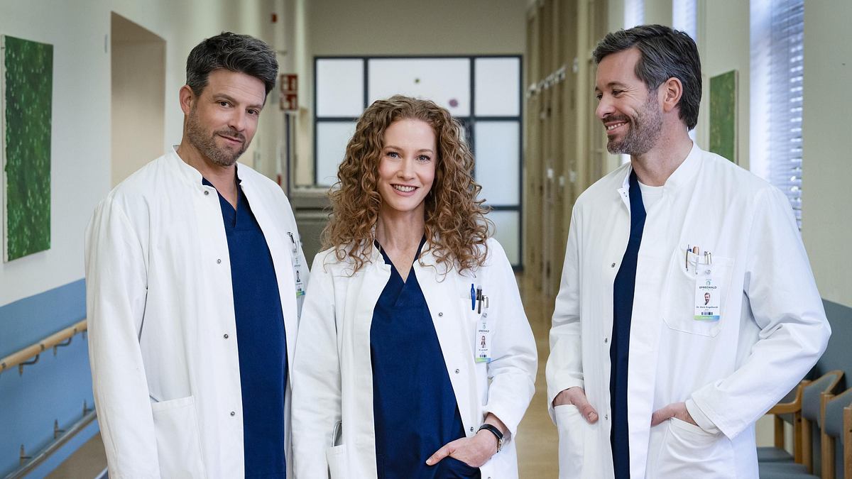 Die Spreewaldklink Staffel 2 Cast Dr. Erik Behrens (Daniel Buder); Dr. Lea Wolff (Sina-Valeska Jung); Dr. Mark Engelhardt (Jan Hartmann) posieren für die Spreewaldklinik