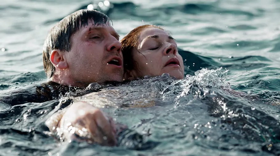 Auf der Flucht hilft der Sprung ins Meer: Lars Röwer (Hanno Koffler, li.) hilft seiner Kollegin Hanna Landauer (Ulrike C. Tscharre).