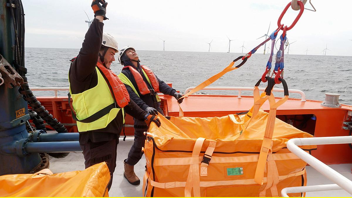 zwischen windrad und wellen - mit dem offshore-wartungsschiff auf der nordsee