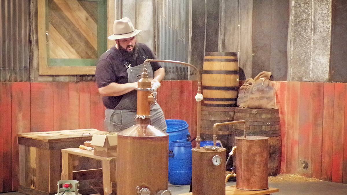 Moonshiners: Master Distiller moonshiners: master distiller