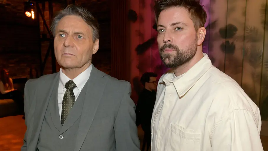 Gerner (Wolfgang Bahro, l.) und John (Felix von Jascheroff) schauen ernst nach vorne.