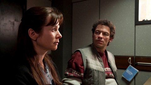 Emily Watson und Dominic West verkörpern eine verstörende Beziehung: Sie spielt die Sozialarbeiterin Janet Leach, er den Serienmörder Fred West. - Foto: TMDB