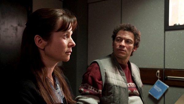 Emily Watson und Dominic West verkörpern eine verstörende Beziehung: Sie spielt die Sozialarbeiterin Janet Leach, er den Serienmörder Fred West. - Foto: TMDB