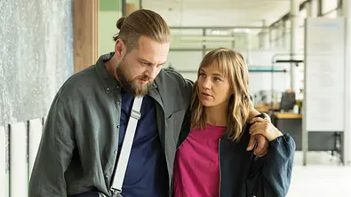 Jakob wird in einer Szene aus In aller Freundschaft von seiner Schwester gestützt. - Foto: MDR/Rudolf Wernicke