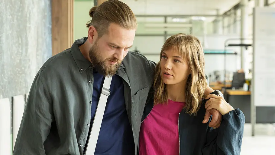 Überlebt Jakob den Eingriff am Herzen? Jakob wird in einer Szene aus In aller Freundschaft von seiner Schwester gestützt.