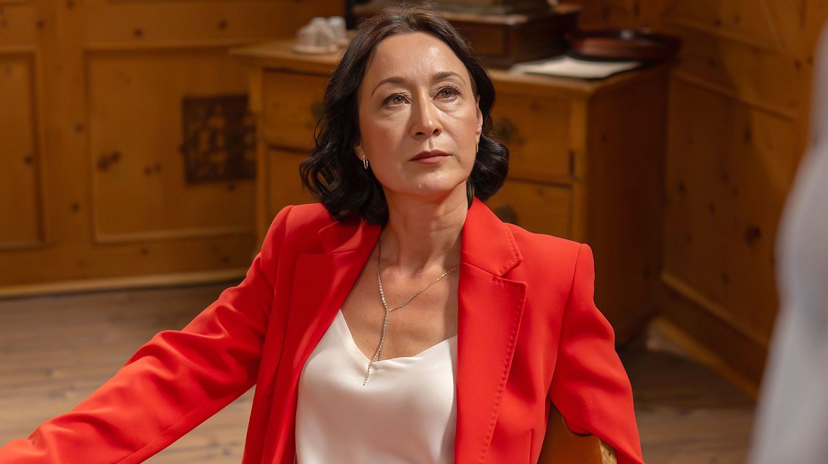 Sophias Lügen fliegen auf Sophia schaut erschrocken zu einer anderen Person