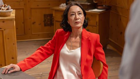 Sophia schaut erschrocken zu einer anderen Person - Foto: ARD/WDR/Thomas Neumeier
