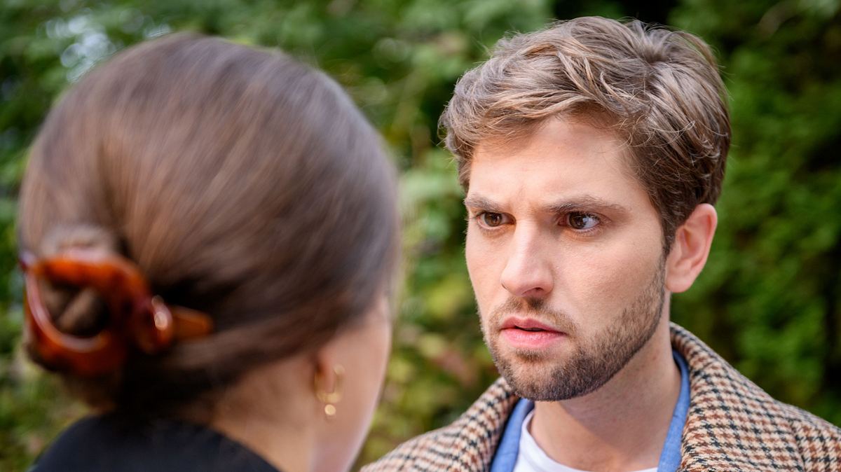 Henry von Sturm der Liebe schauen sein Gegenüber entsetzt an. 