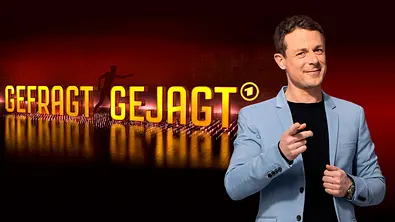 Moderator Alexander Bommes vor Logo der Sendung Gefragt Gejagt - Foto: ARD/Thomas Leidig/itv Studios