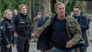 MORDEN IM NORDEN - AM ABGRUND, am Montag (17.11.25) um 20:15 Uhr im ERSTEN. Finn Kiesewetter (Sven Martinek, 2. v.r.; mit Caroline Hellwig, Jörn Hentschel, 2. v.l., und Ingo Naujoks) nimmt die Verfolgung auf. - Foto: ARD/NDR/ARD Degeto/Thorsten Jander