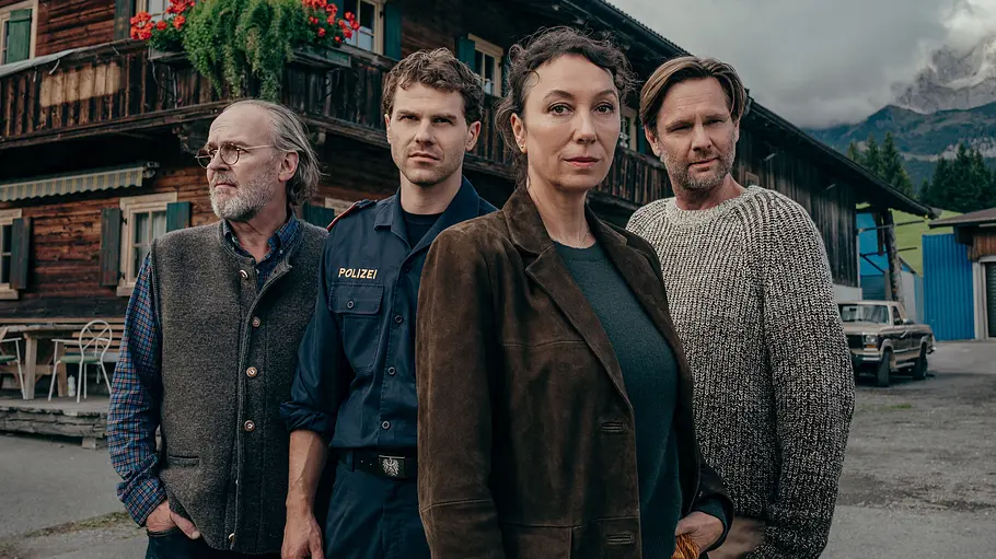 Tiroler Blut Kommissarin Fanny anny Gruber (Ursula Strauss) mit Vater Hannes (Sven-Eric Bechtolf, li.), Sohn Tobi (Noah L. Perktold, 2. v. li.) und ihrem „Ex“ Günter (Kai Ivo Baulitz) auf einem Bild.