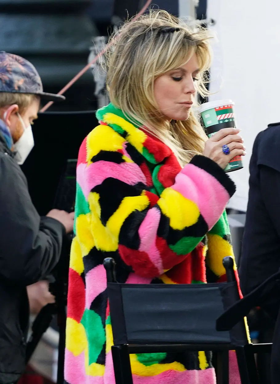 2020: Kein Halloween für Heidi Klum während Corona Heidi Klum kurz nach Halloween 2020 am 19.11.2020 während der GNTM-Aufzeichnung in einem bunten, flauschigen Mantel und enttäuschtem Gesichtsausdruck.