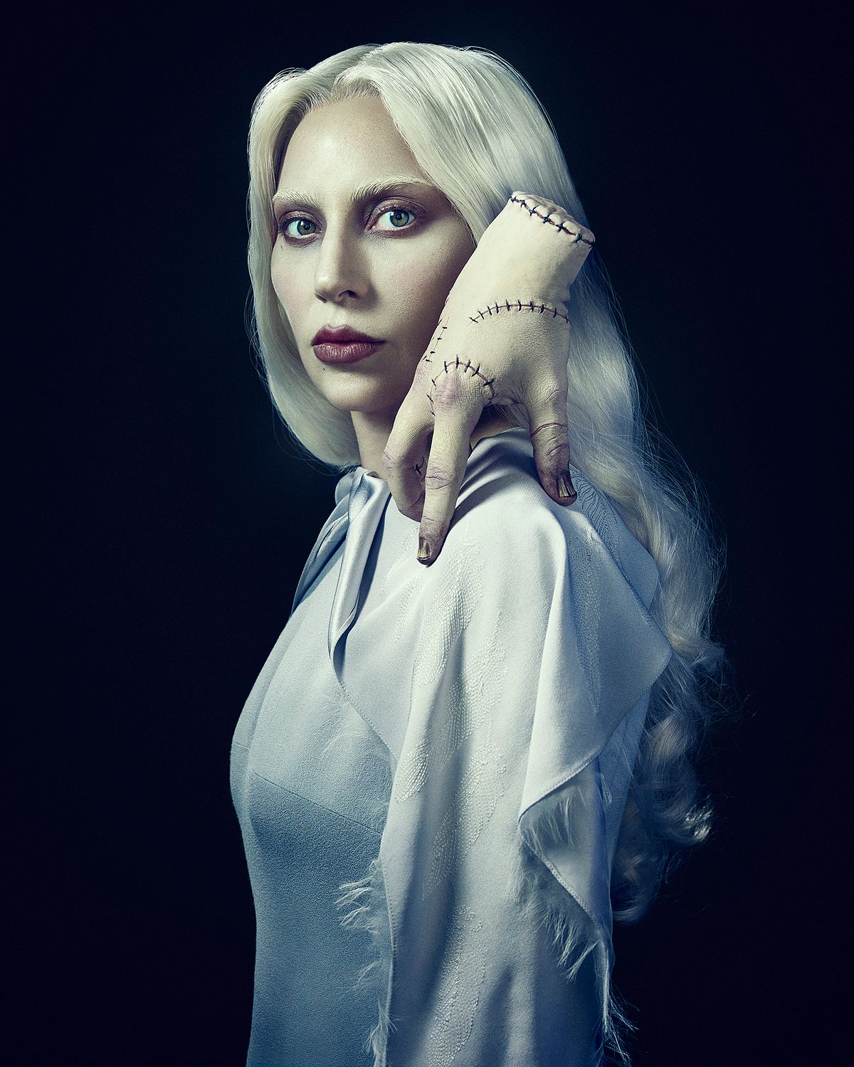 Lady Gaga als Rosaline Rotwood in „Wednesday“ Lady Gaga als Rosaline Rotwood zusammen mit dem Eiskalten Händchen in „Wednesday“ Staffel 2, Teil 2.