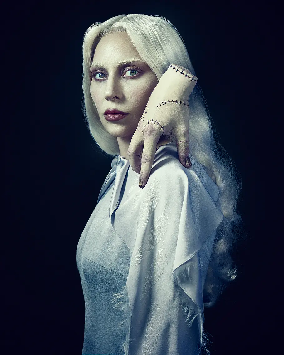 Lady Gaga als Rosaline Rotwood in „Wednesday“ Lady Gaga als Rosaline Rotwood zusammen mit dem Eiskalten Händchen in „Wednesday“ Staffel 2, Teil 2.