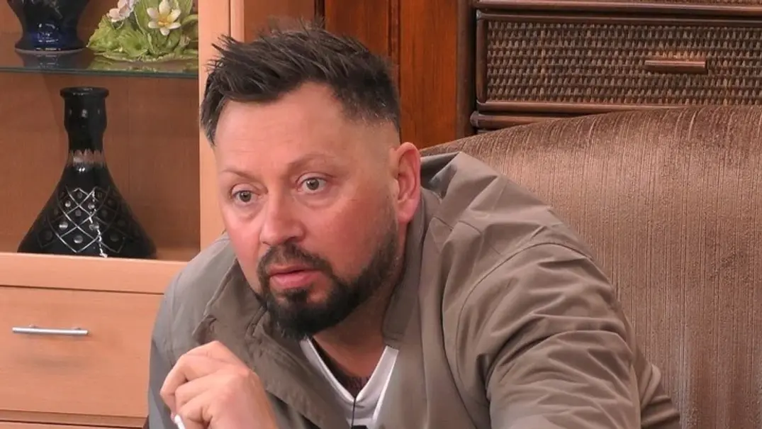 Marcel Schiefelbein sitzt im Big Brother-Container. - Foto: Joyn/Willi Weber