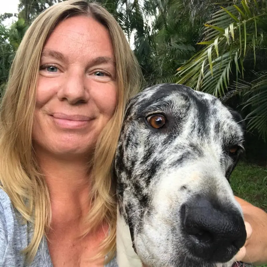 Manu Reimann und die Deutsche Dogge Phoebe, mit der die Reimanns einst nach Hawaii zogen. 