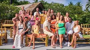 Die Kandidatinnen und Kandidaten von „Are You The One?“ Staffel 7 posieren gemeinsam in der Liebesvilla in Thailand. - Foto:  RTL / Frank Beer