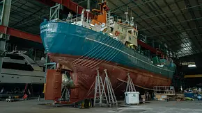 Die Iuventa wird technisch überprüft und gewartet, bevor sie ins Mittelmeer geht. - Foto: Netflix Die Iuventa wird technisch überprüft und gewartet, bevor sie ins Mittelmeer geht. - Foto: Netflix