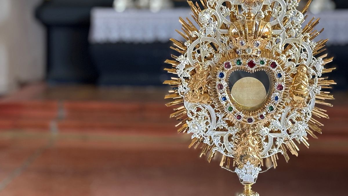 katholischer gottesdienst mit prozession an fronleichnam