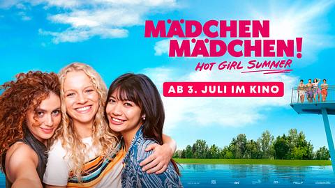 Das aktuelle Kinoposter des neuen Mädchen Mädchen Kinofilms zeigt die drei besten Freundinnen Inken, Lena und Vicky vor einem Freibad. Zwischen Tabuthemen, sexuellen Erfahrungen und peinlichen Momenten – ab sofort im Kino! - Foto: Constantin Film