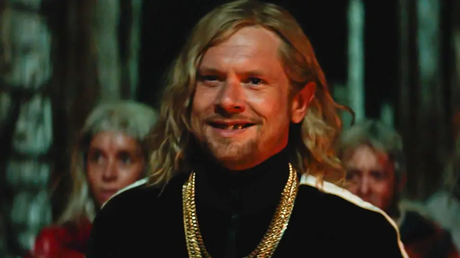 Sir Lord Jimmy Crystal steht im Bone Temple. Im Hintergrund zwei weitere seiner Gefolgsleute. 
