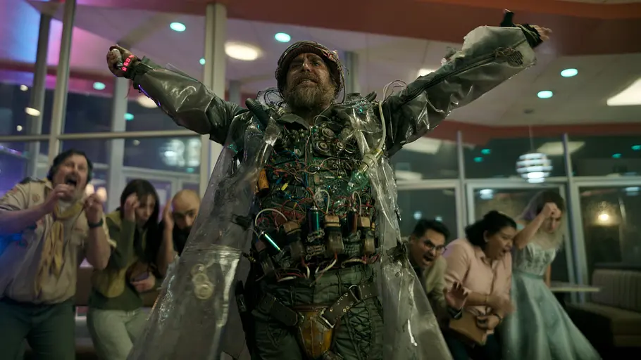 Sam Rockwell in Good Luck, Have Fun, Don't Die Sam Rockwell steht im Restaurant in einem Sci-Fi-Anzug und lässt alle Panik schieben!