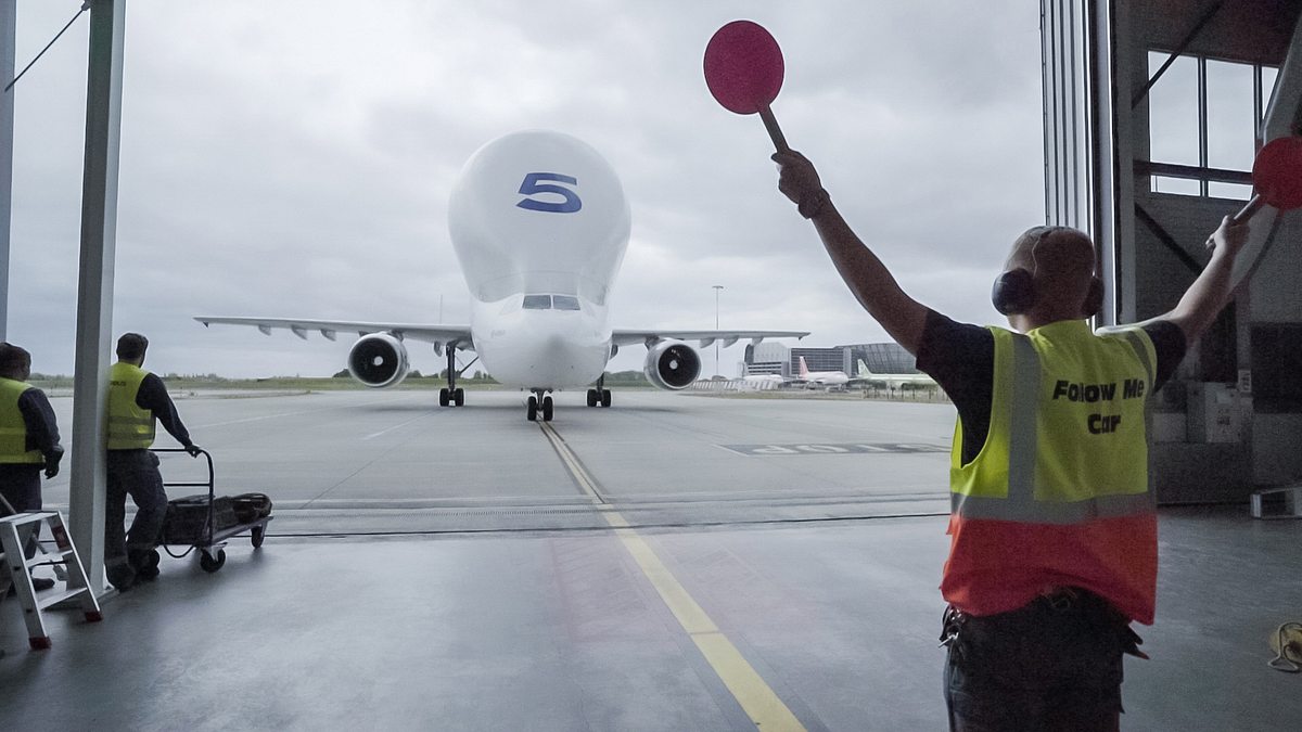 die flugzeugbauer - hightech-flieger am fließband