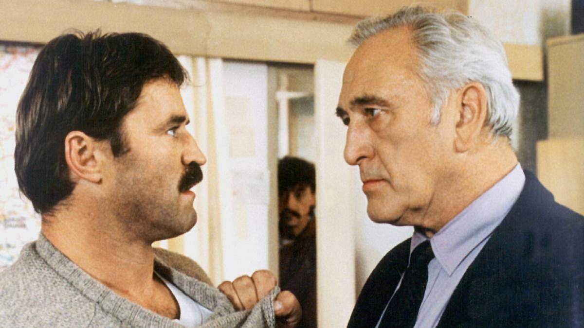 eine faust geht nach westen