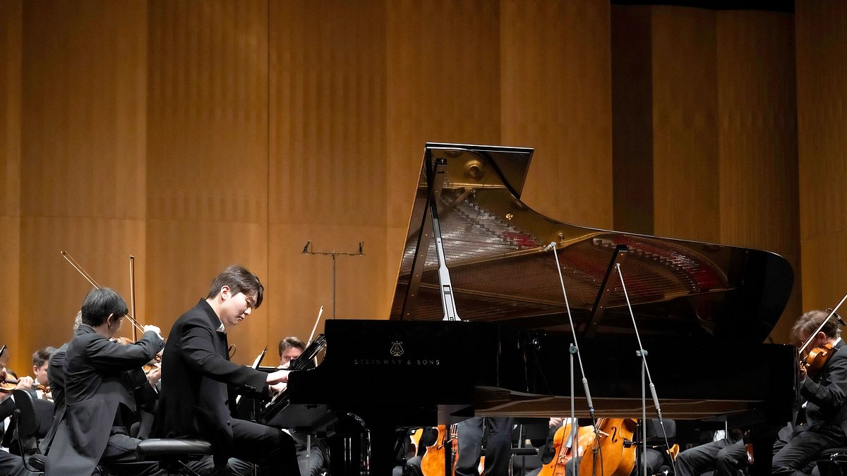 jakub hrůša dirigiert die berliner philharmoniker