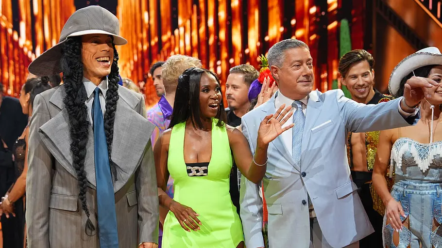 Alle Augen auf Milano als möglichen Let's Dance-Gewinner 2026? Jorge González, Motsi Mabuse, Joachim Llambi schauen begeistert zur jemandem herüber.