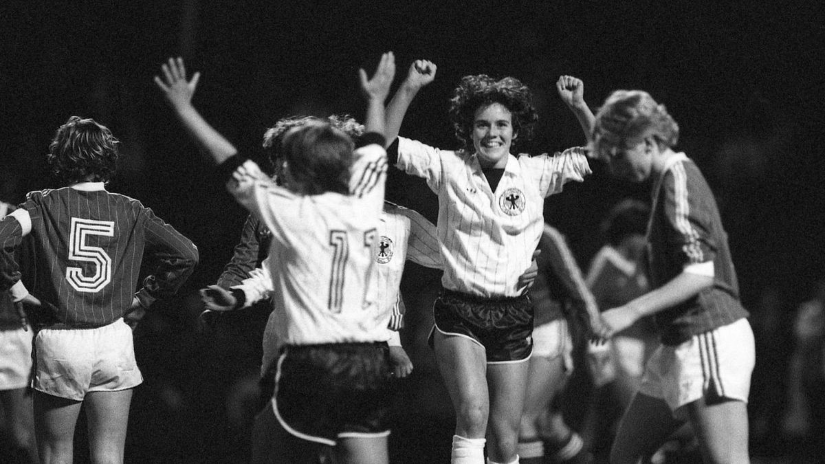 Mädchen können kein Fußball spielen Mädchen können kein Fußball spielen