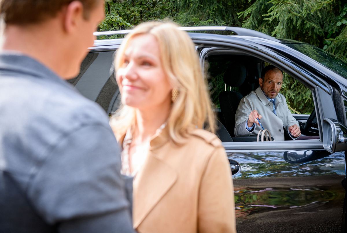 Sturm der Liebe Markus und Katja Markus (Timo Ben Schöfer, r.) stibitzt in einem unbeobachteten Moment Katjas (Isabell Stern, M. mit Martin Walde, l.) Handy.