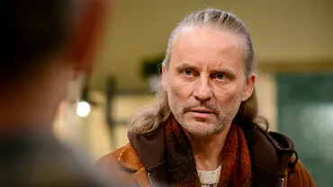 Michael schaut bei Sturm der Liebe ernst in Richtig Kamera - Foto: ARD/WDR/Christof Arnold