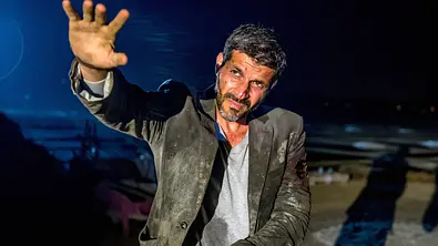 Kommissar Dupin (Pasquale Aleardi) wurde von einem Heckenschützen verwundet. - Foto: MDR/ARD Degeto/Wolfgang Ennenbach