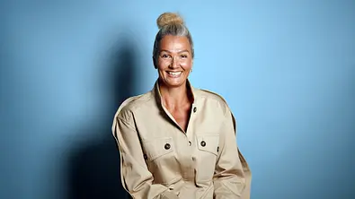 Franziska van Almsick vor einer blauen Wand - Foto: MDR/Hoferichter & Jacobs Franziska van Almsick vor einer blauen Wand - Foto: MDR/Hoferichter & Jacobs