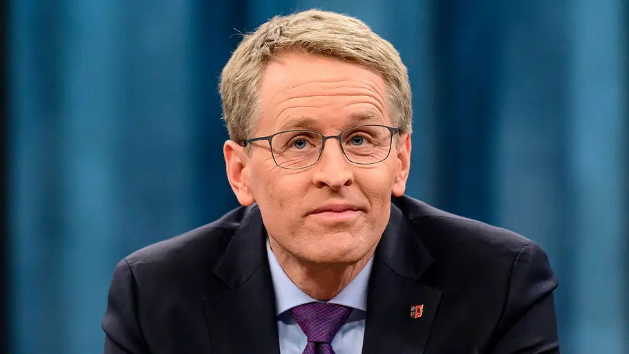 Daniel Günther Daniel Günther im Porträt: Der CDU-Politiker trägt Anzug und Brille und blickt ernst in die Kamera während eines TV-Auftritts