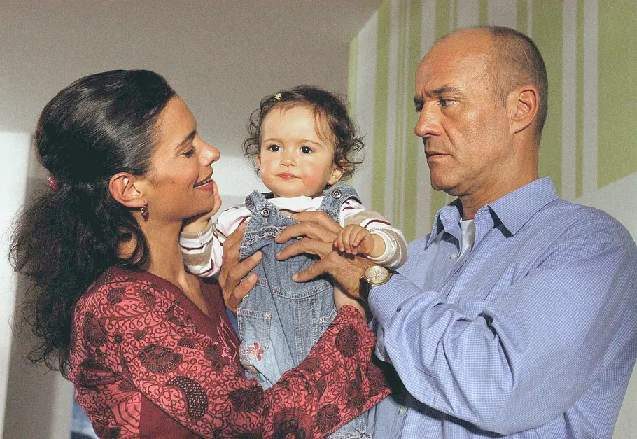 Zwei Männer und ein Baby