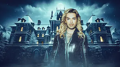 Bill Kaulitz als Partyplaner Angel beim Live-Krimi-Dinner “Tödlches Spiel“ der ARD - Foto: ARD