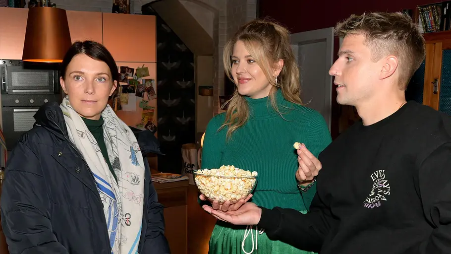 Lilly wird immer mehr zur Einzelgängerin. Lilly schaut ernst, während Jonas und Alicia sie erwartungsvoll anschauen.