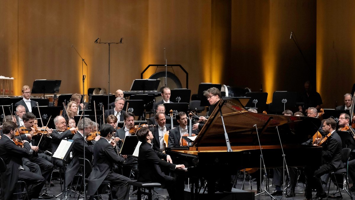 jakub hrůša dirigiert die berliner philharmoniker