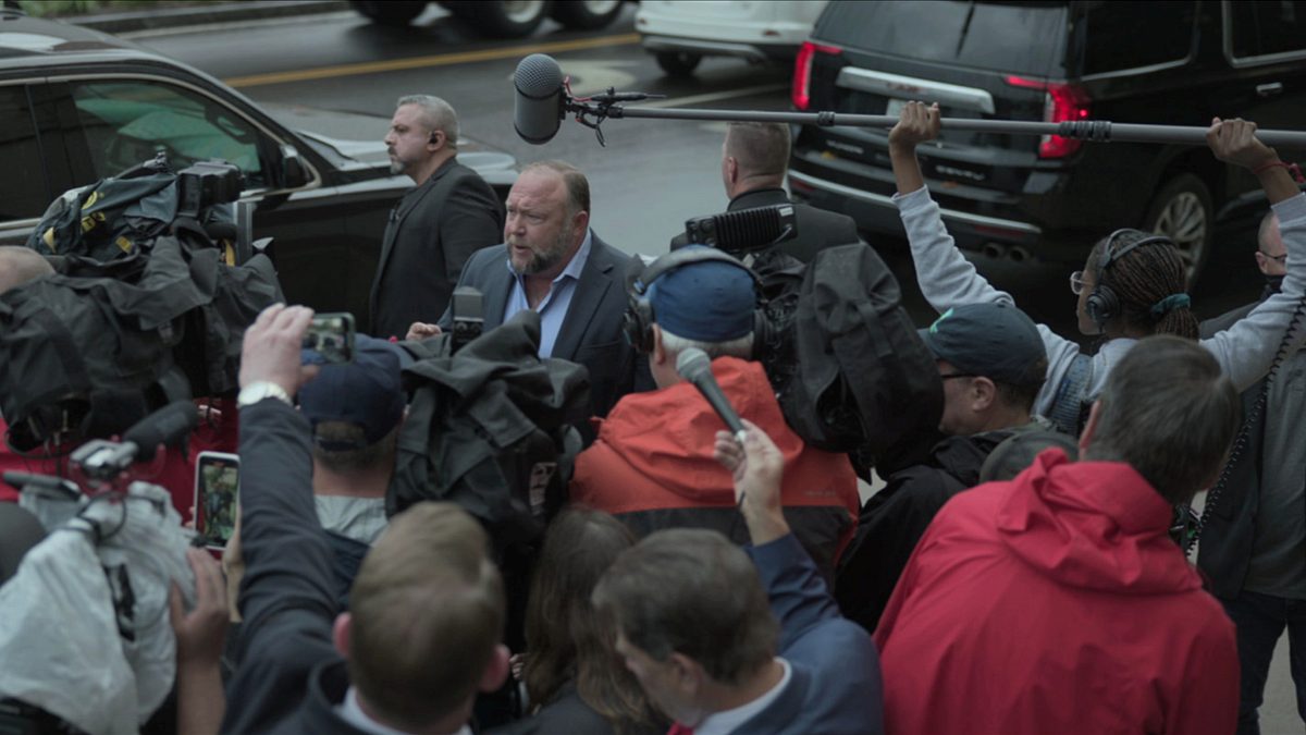the truth vs. alex jones - die verleugnung des sandy-hook-amoklaufs