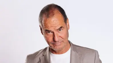 Richard blickt ernst in die Kamera - Foto: RTL / Julia Feldhagen
