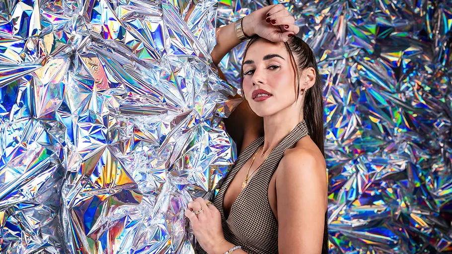 Sarah Engels will beim ESC 2026 Deutschland vertreten. Will Deutschland das auch? Sarah Engels lehnt sich gegen eine Wand aus Folie.