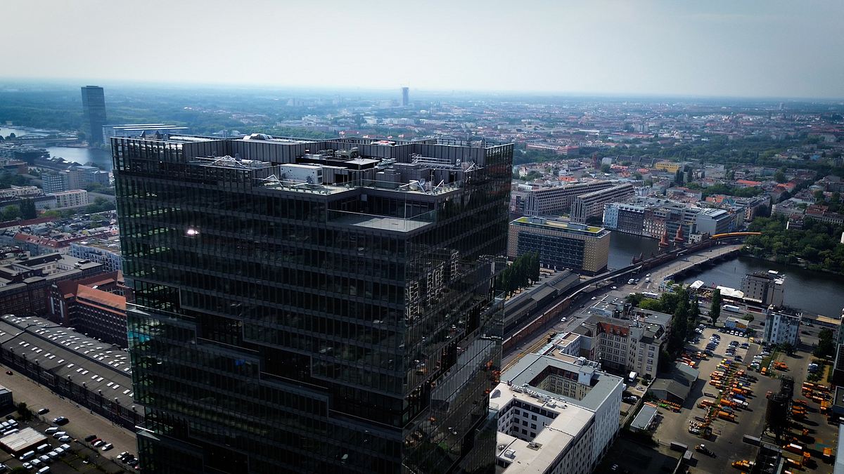 hoch hinaus - der bau des east side towers in berlin